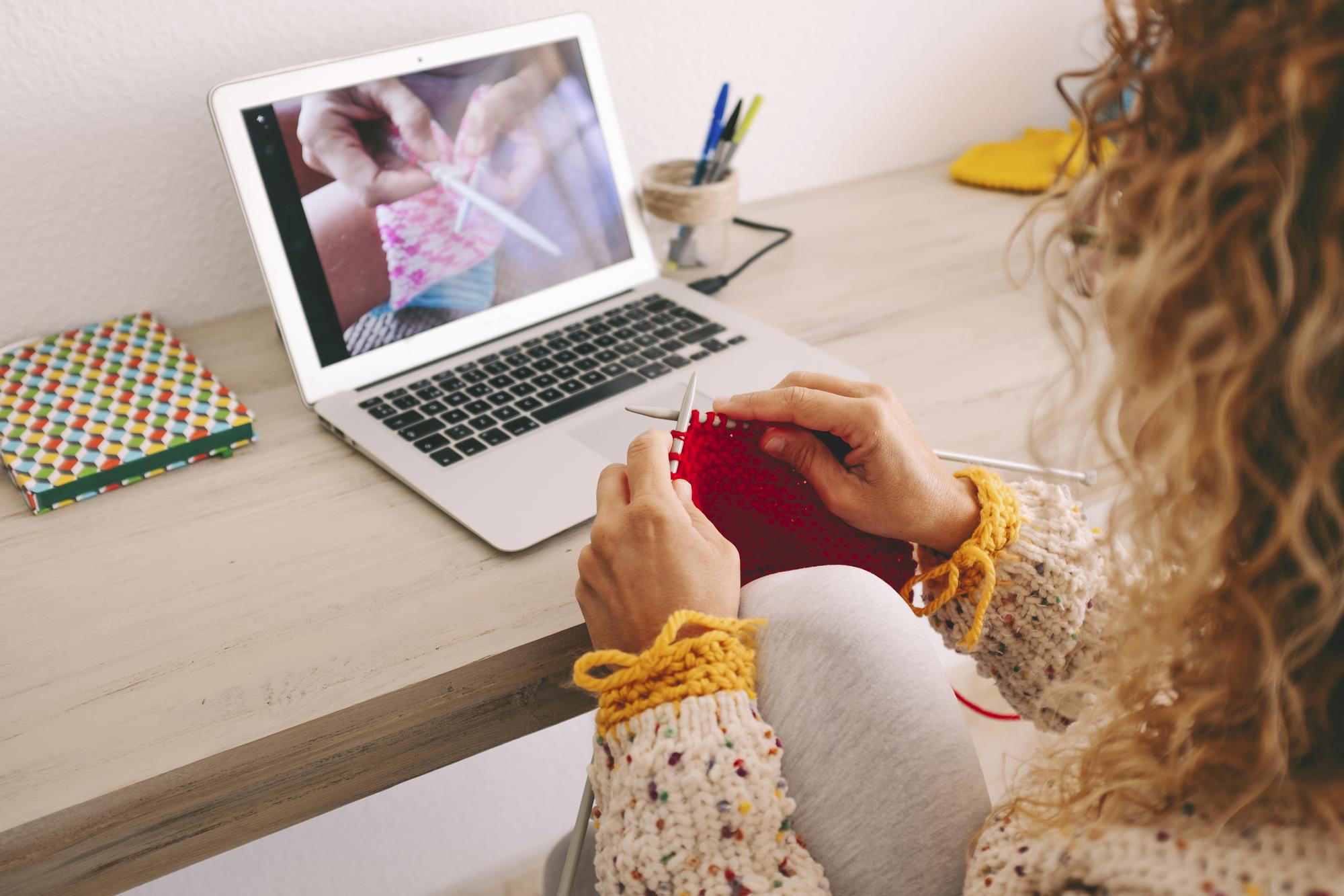 Studente durante una lezione online con telecamera